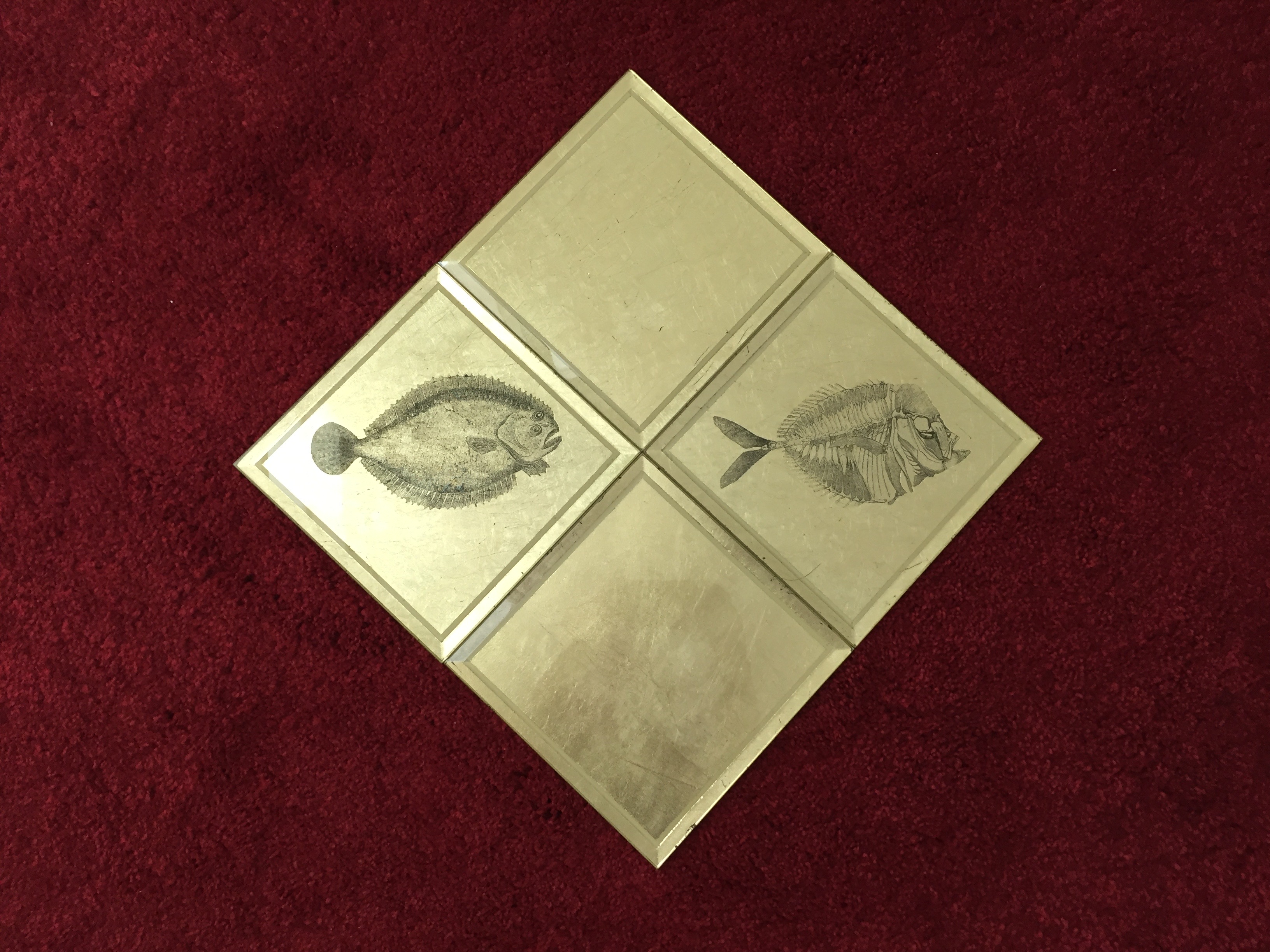 4 carreaux de verre eglomises